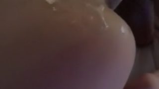 Jeune beurette se fait gicler sur les fesses