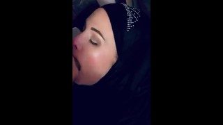 Elle s’en bat les couilles, elle suce avec le voile