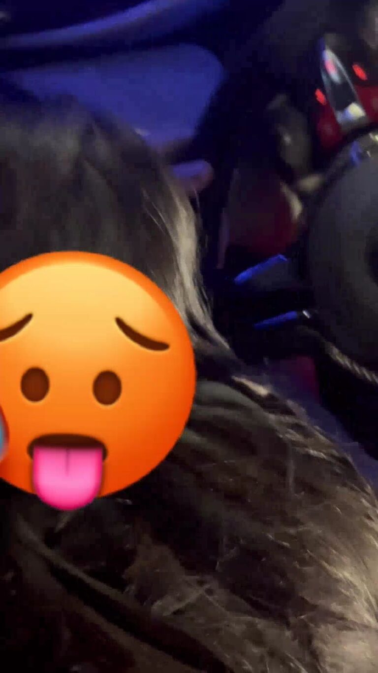 chienne beurette suce dans la voiture