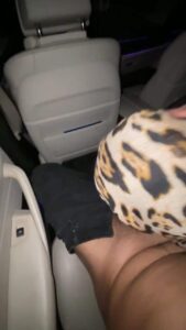 beurette voilée suce une bite dans une voiture